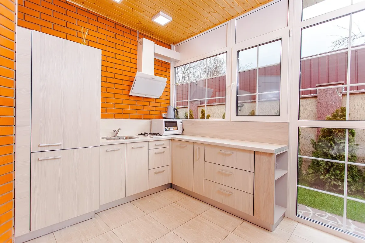 Cottage Kitchen Storage: Freestanding vs Fitted Units for Period Homes